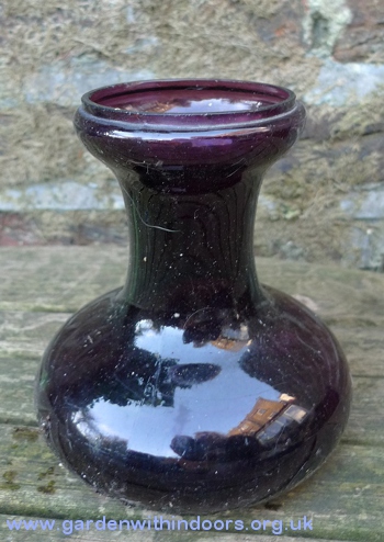 GP Tye vase with crack